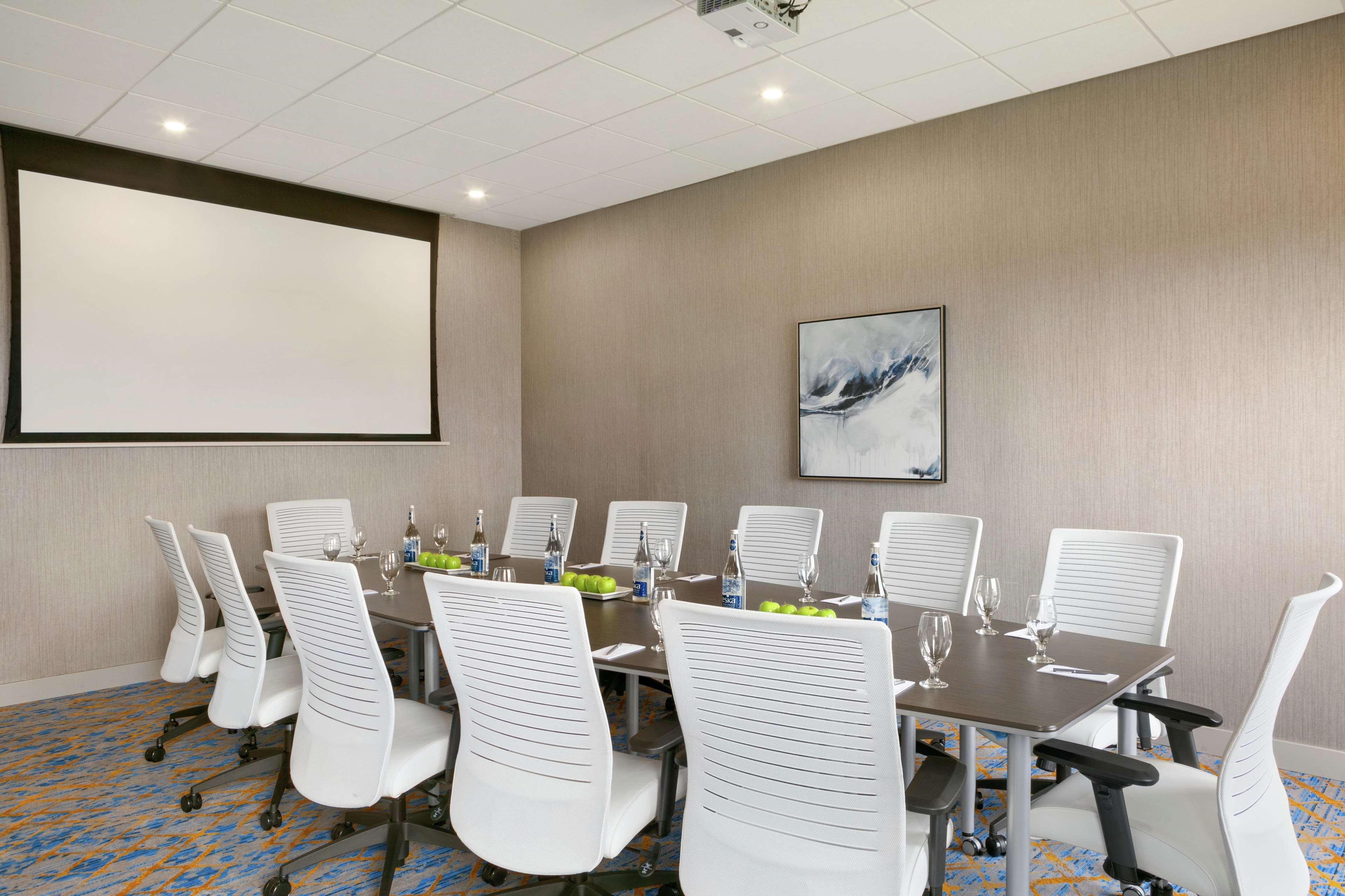 Hotel Embassy By Hilton Montreal Airport