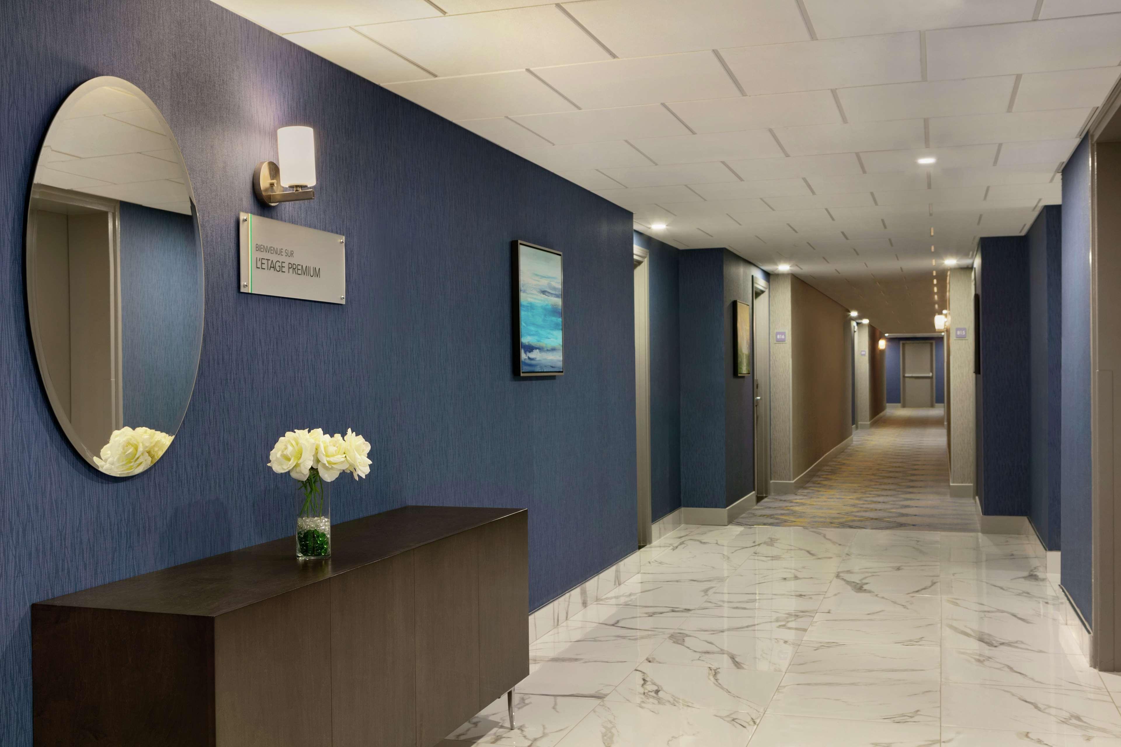 Hotel Embassy By Hilton Montreal Airport 4*