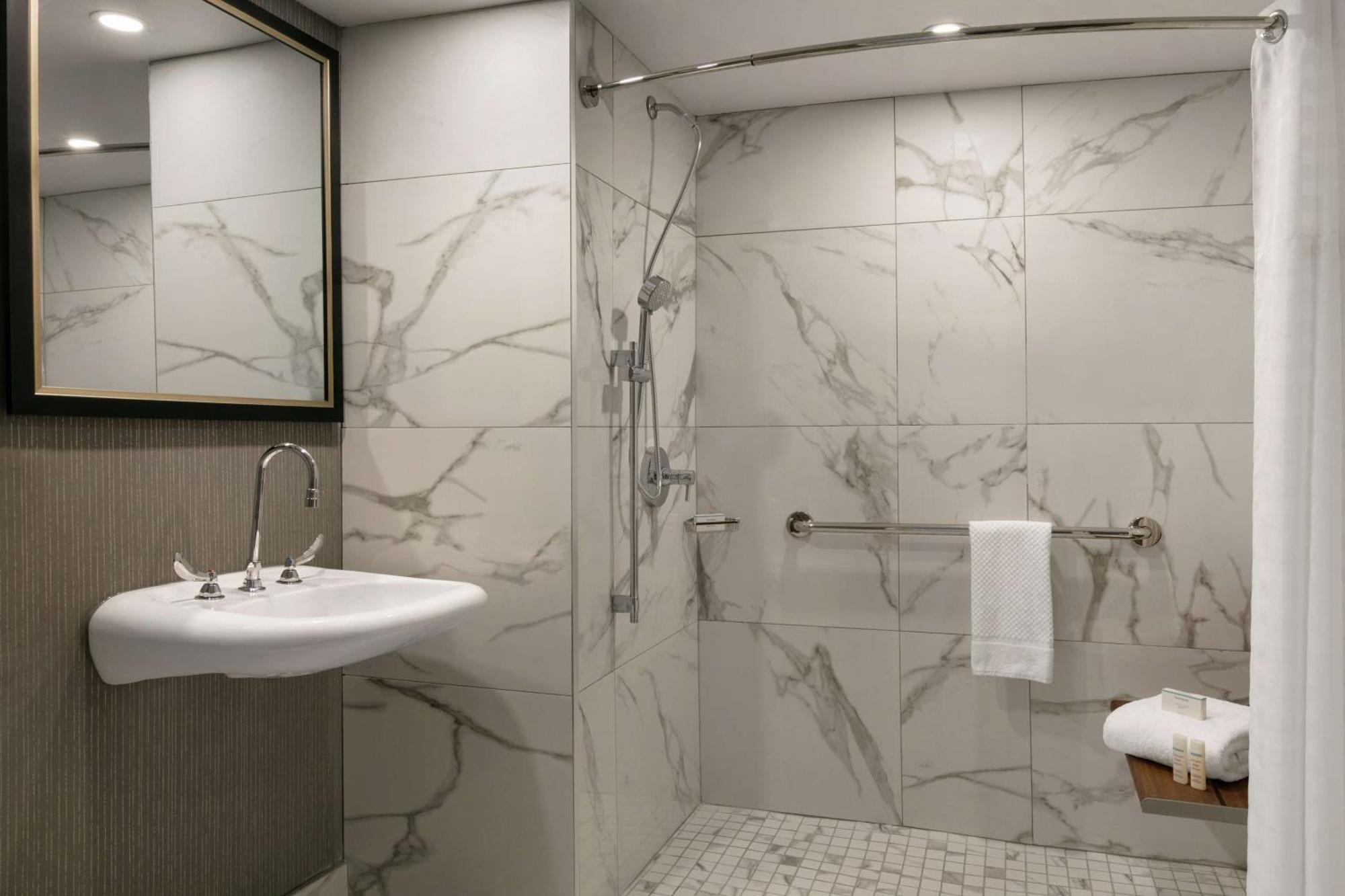 Embassy By Hilton Montreal Airport Hotel Pointe-Claire