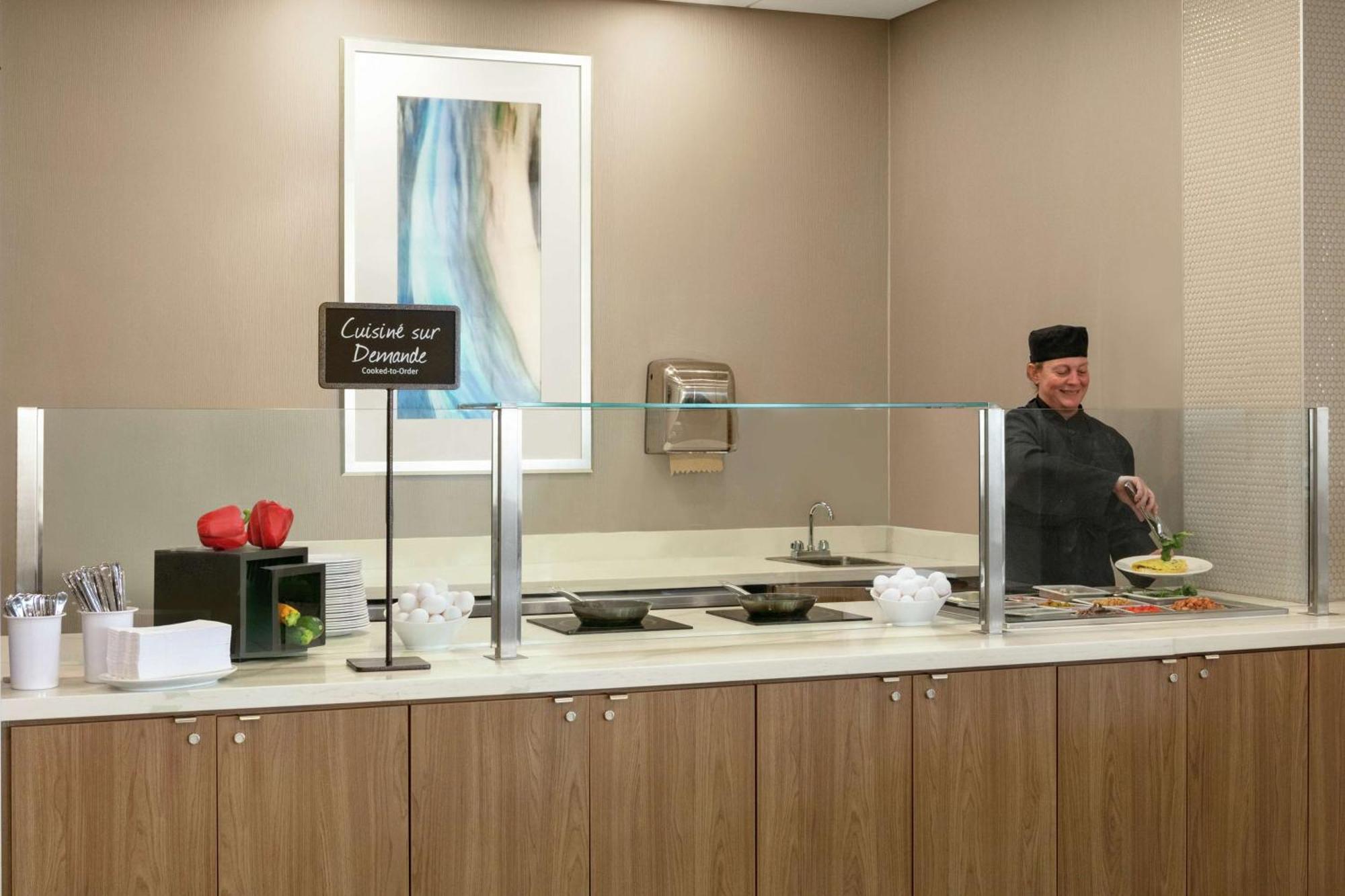 Embassy By Hilton Montreal Airport Hotel 4*
