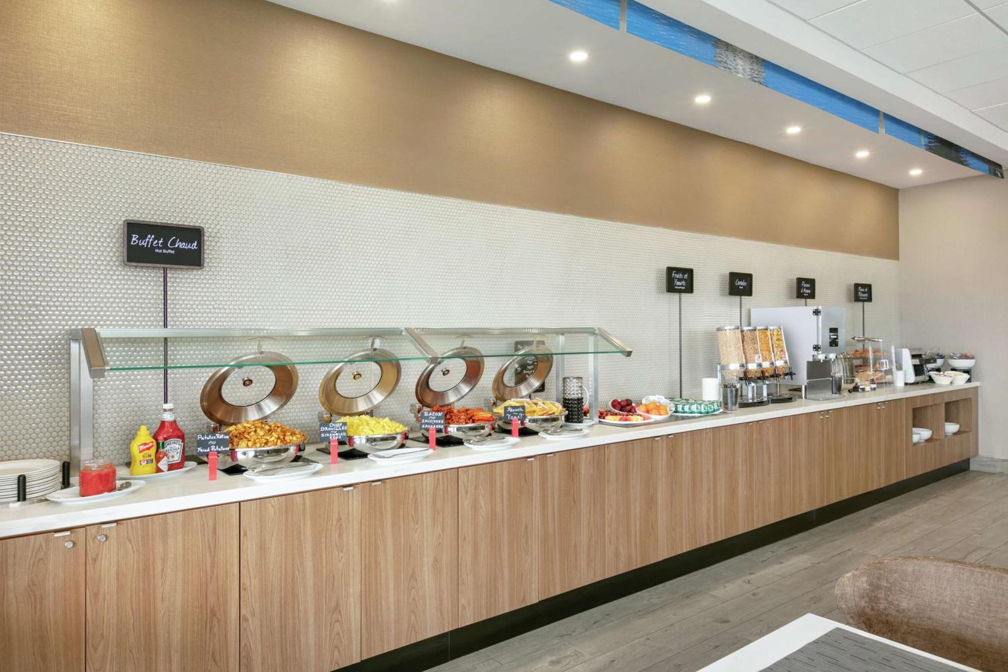 Hotel Embassy By Hilton Montreal Airport 4*