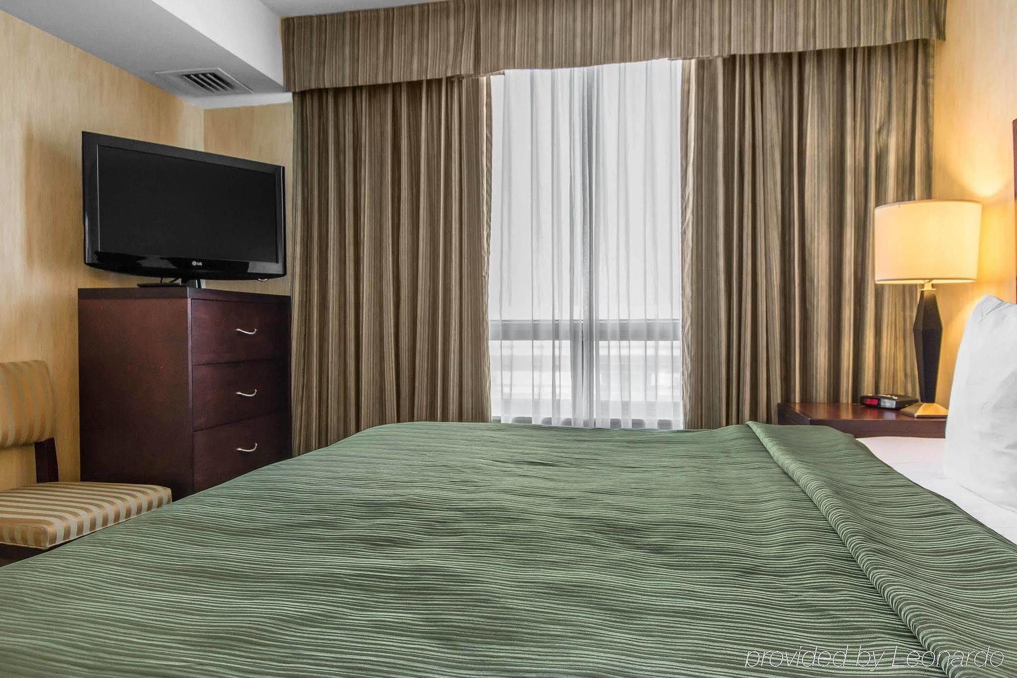 Embassy By Hilton Montreal Airport 4*