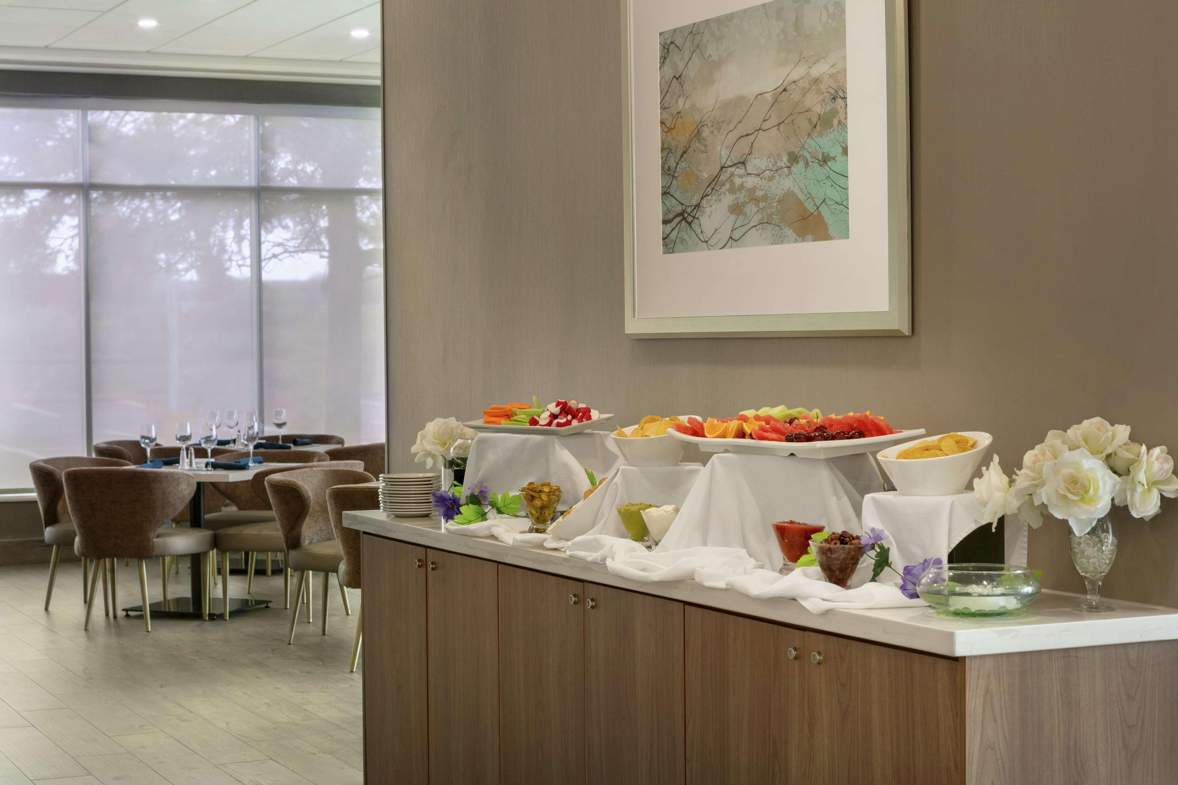 Embassy By Hilton Montreal Airport Hotel Pointe-Claire