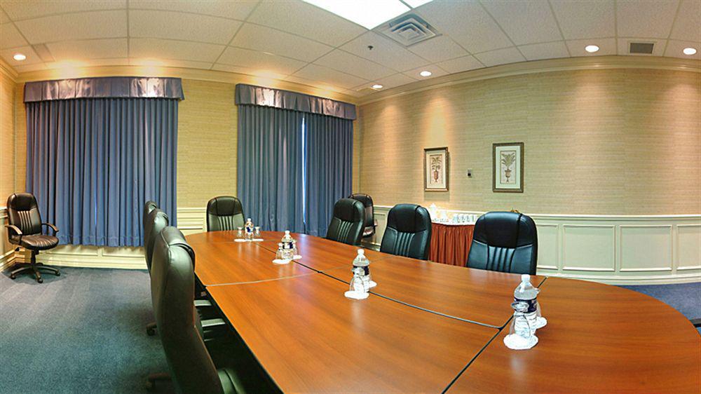 Hotel Embassy By Hilton Montreal Airport Pointe-Claire