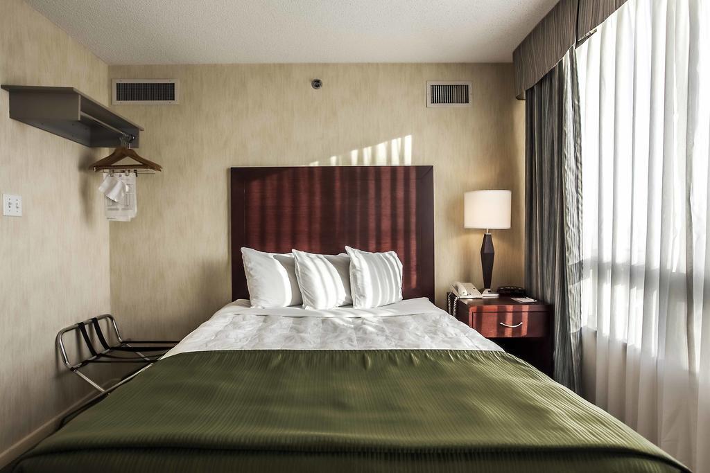 Embassy By Hilton Montreal Airport Hotel 4*